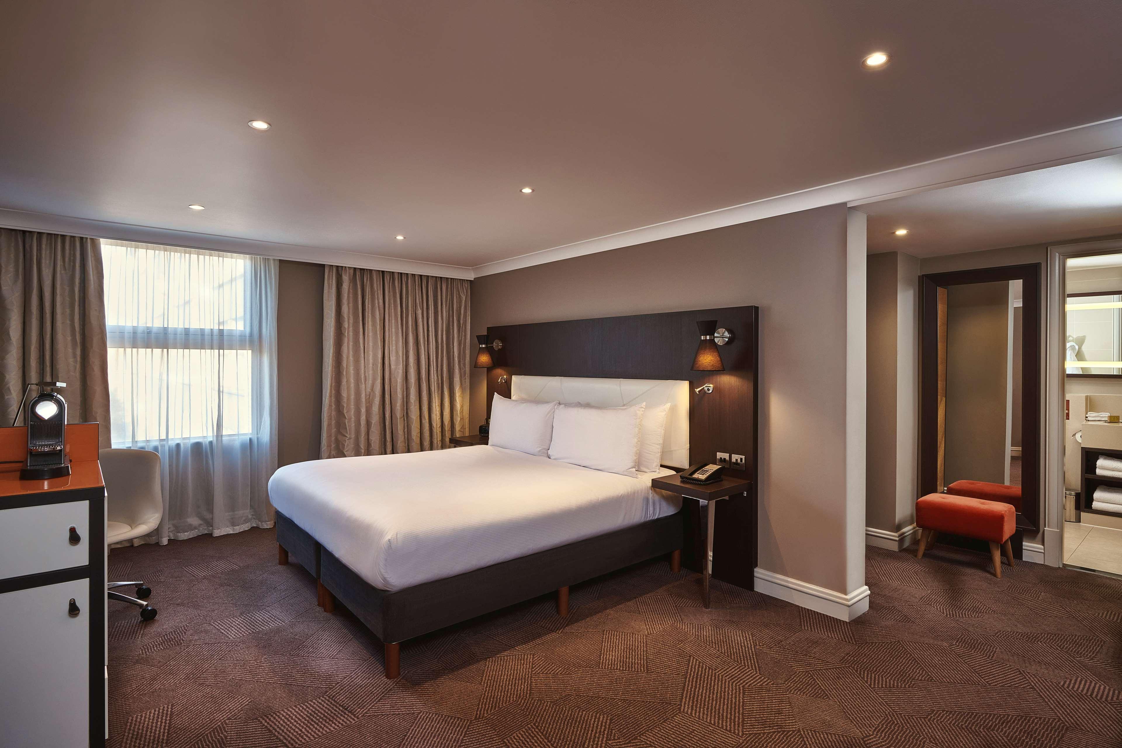 Готель Doubletree By Hilton London Ealing Екстер'єр фото