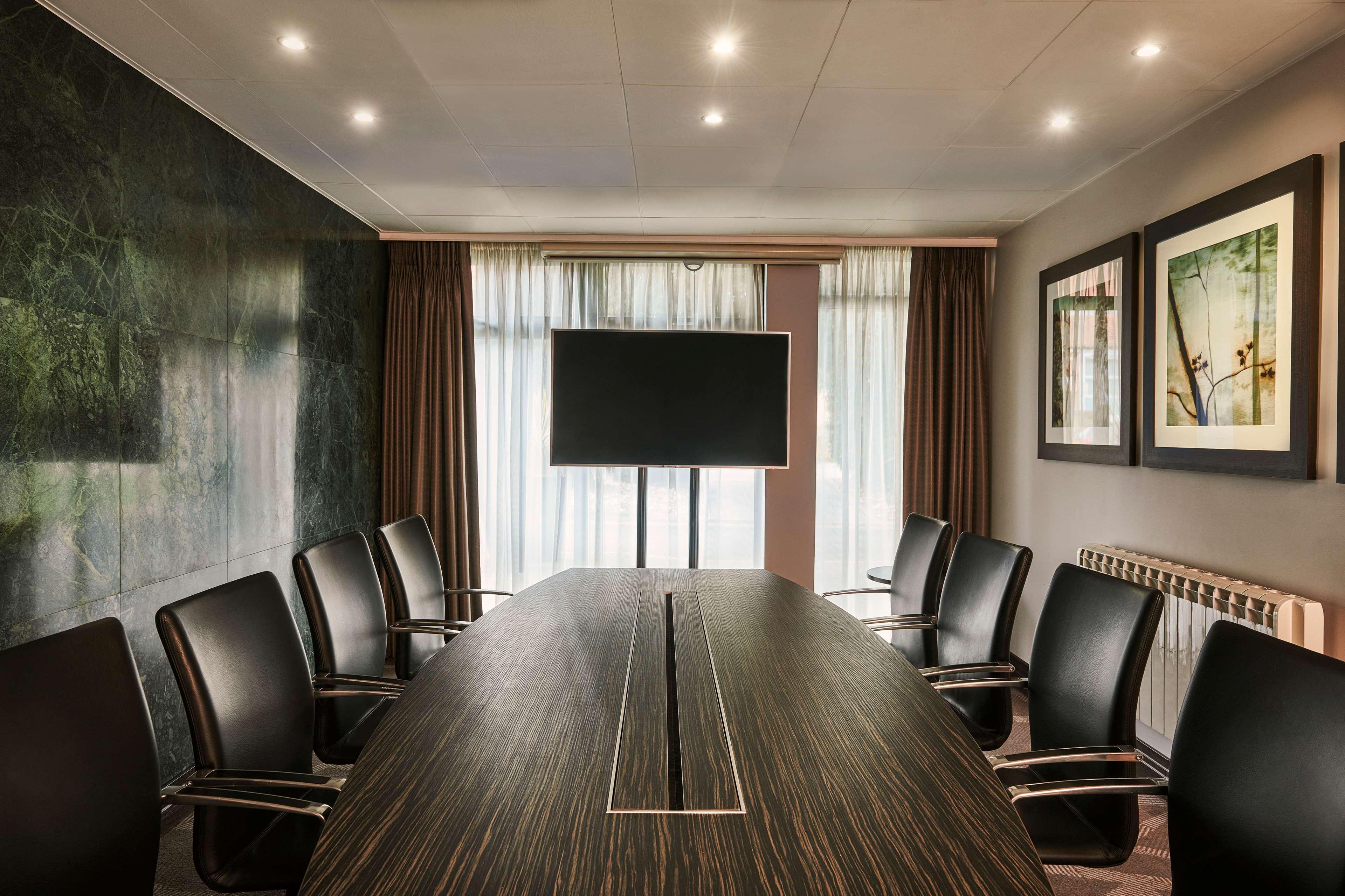 Готель Doubletree By Hilton London Ealing Екстер'єр фото
