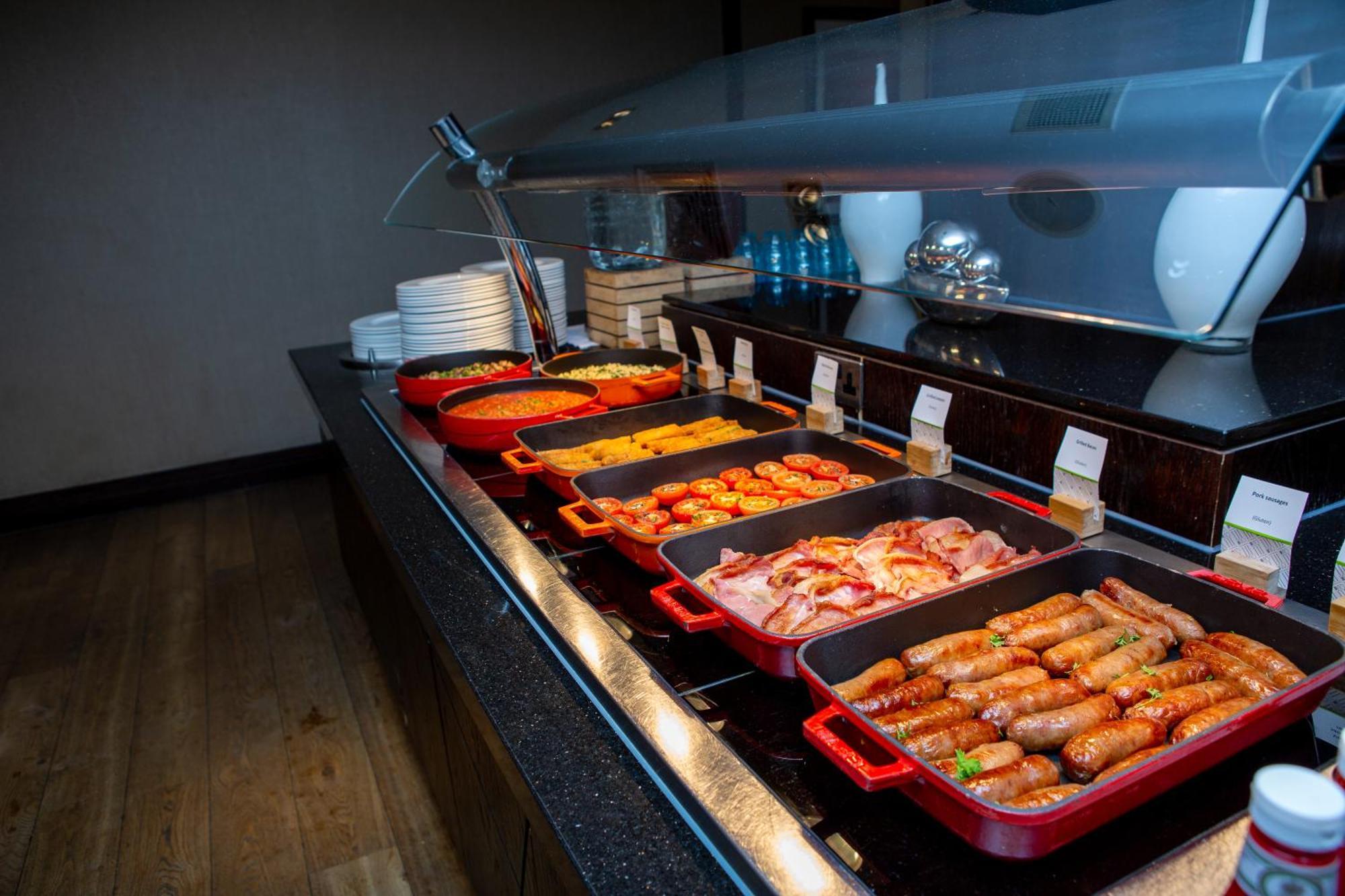Готель Doubletree By Hilton London Ealing Екстер'єр фото