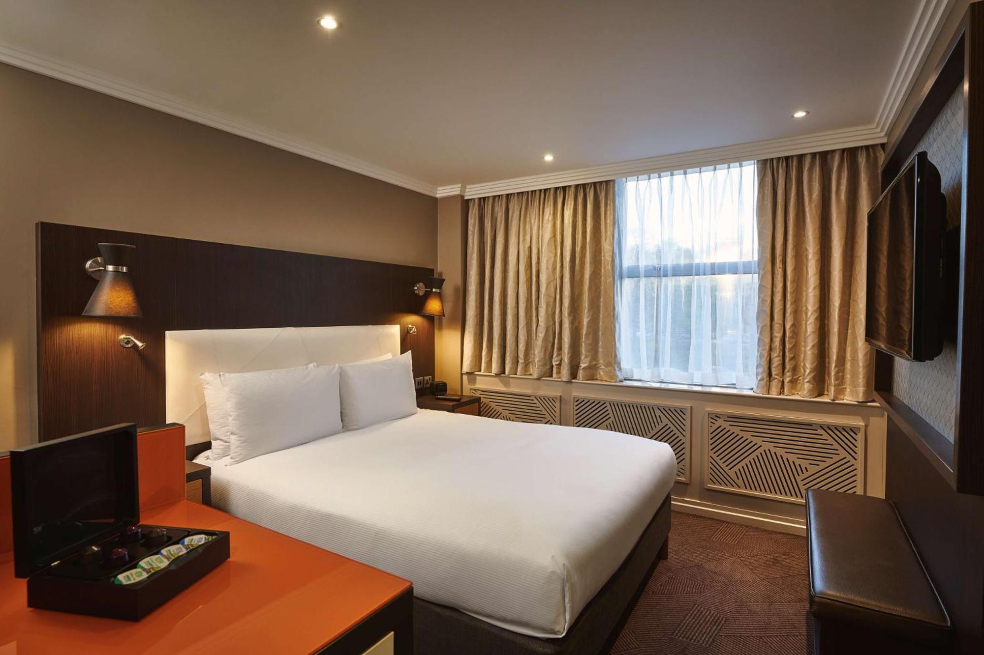 Готель Doubletree By Hilton London Ealing Екстер'єр фото