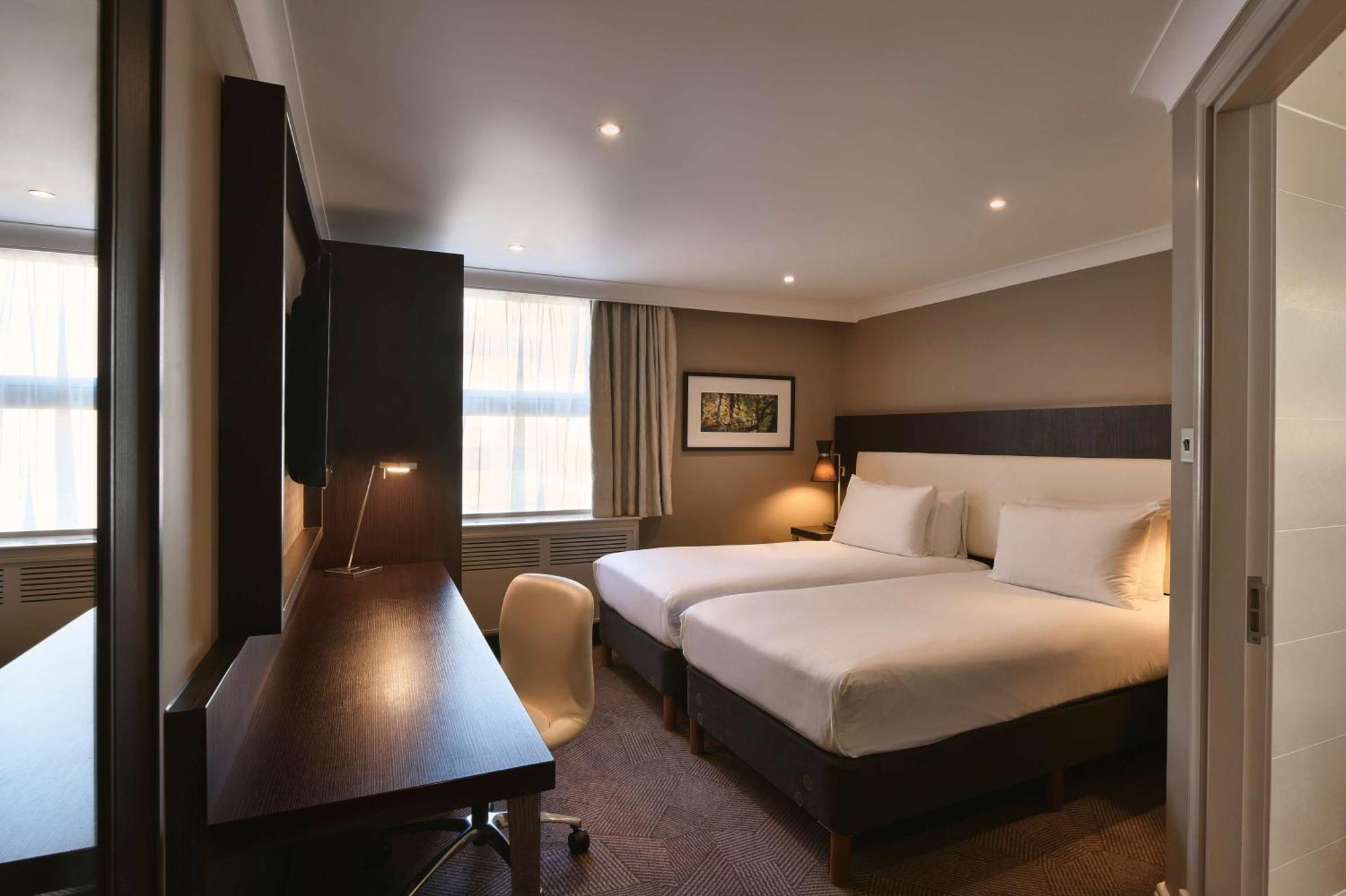 Готель Doubletree By Hilton London Ealing Екстер'єр фото