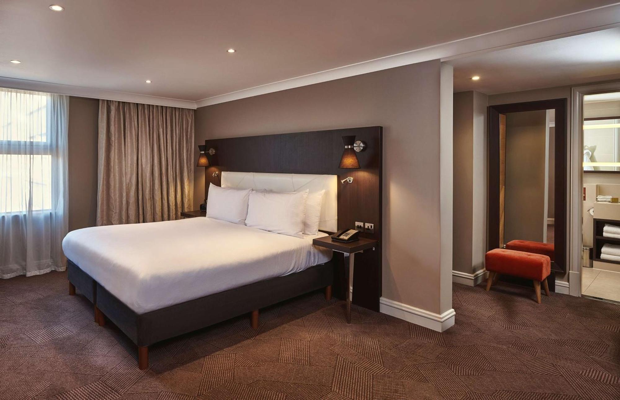 Готель Doubletree By Hilton London Ealing Екстер'єр фото