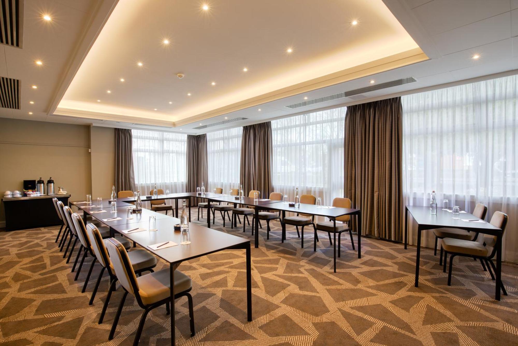 Готель Doubletree By Hilton London Ealing Екстер'єр фото