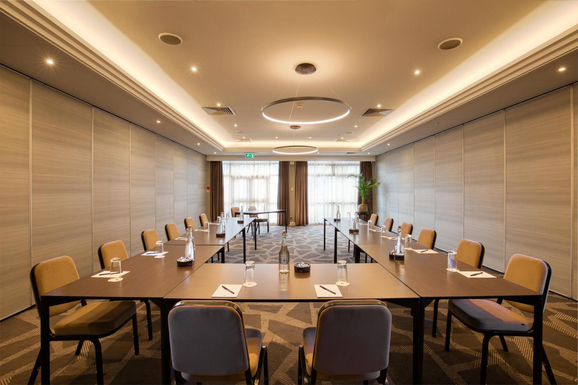 Готель Doubletree By Hilton London Ealing Екстер'єр фото