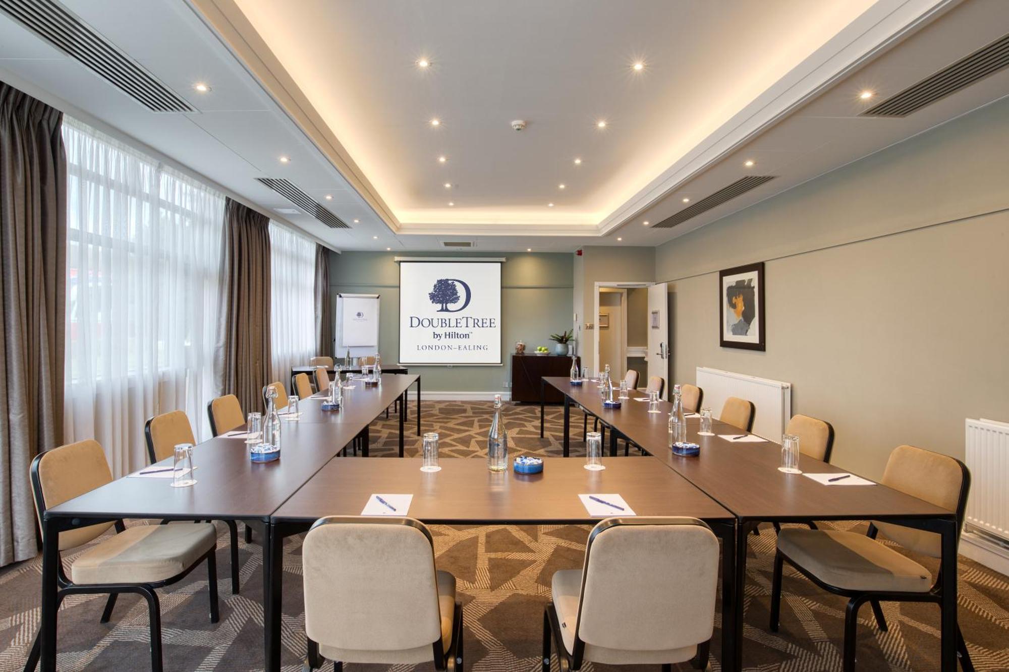 Готель Doubletree By Hilton London Ealing Екстер'єр фото