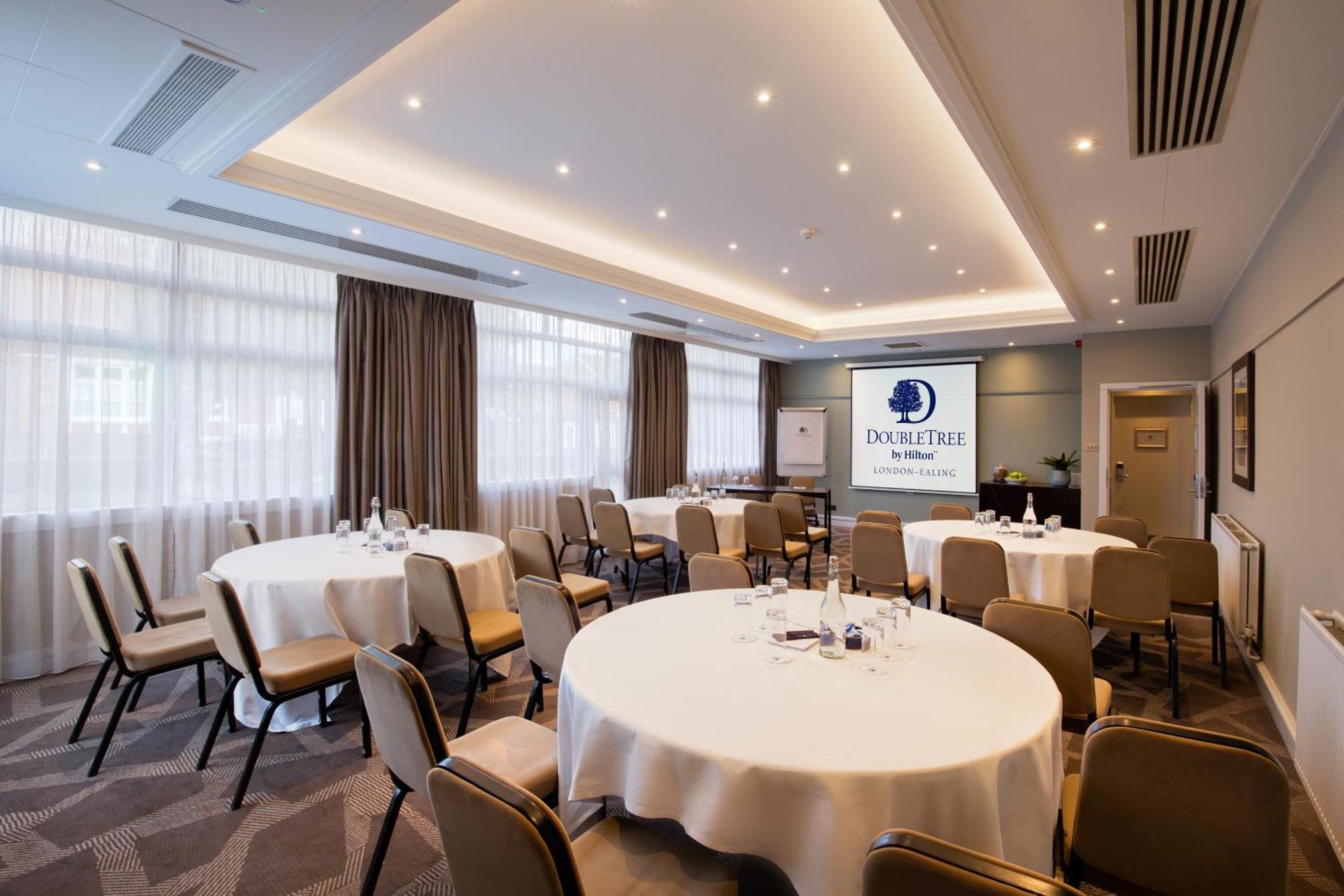 Готель Doubletree By Hilton London Ealing Екстер'єр фото
