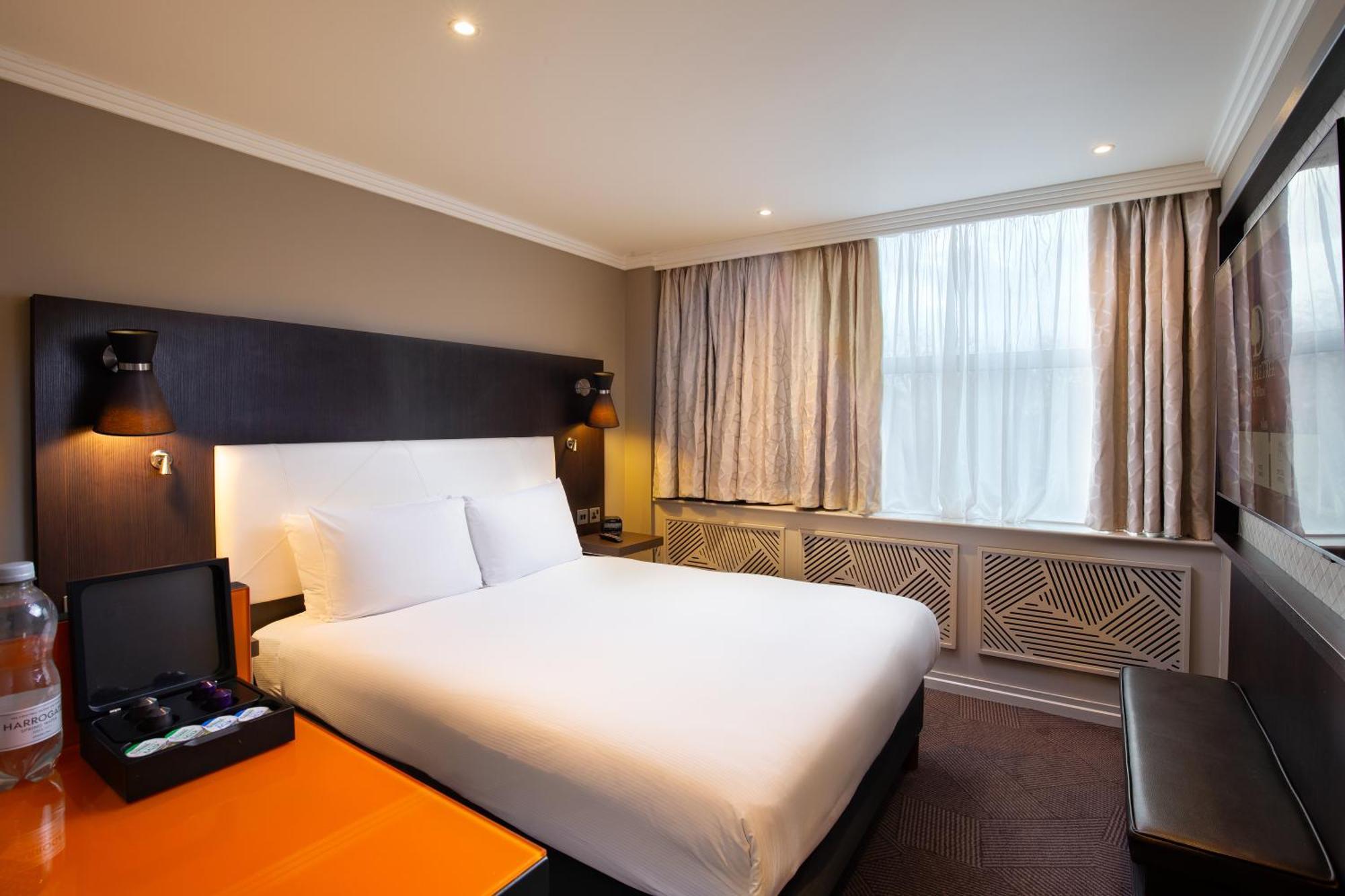 Готель Doubletree By Hilton London Ealing Екстер'єр фото